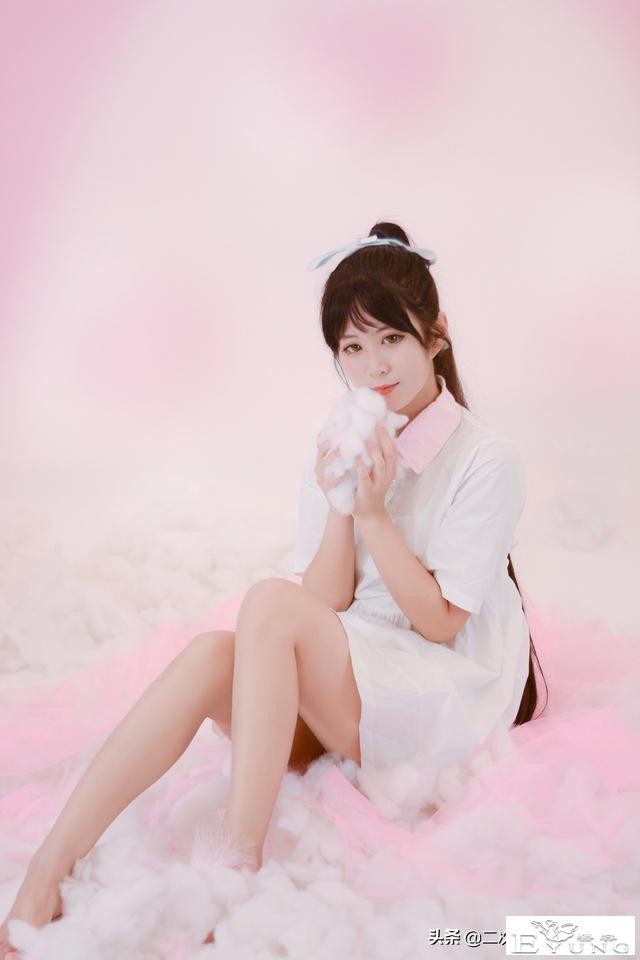 叶月恋cos：白裙为衬，连衣裙女孩在旁，美如梦幻-4.jpg