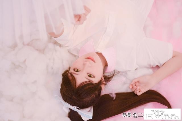 叶月恋cos：白裙为衬，连衣裙女孩在旁，美如梦幻-9.jpg