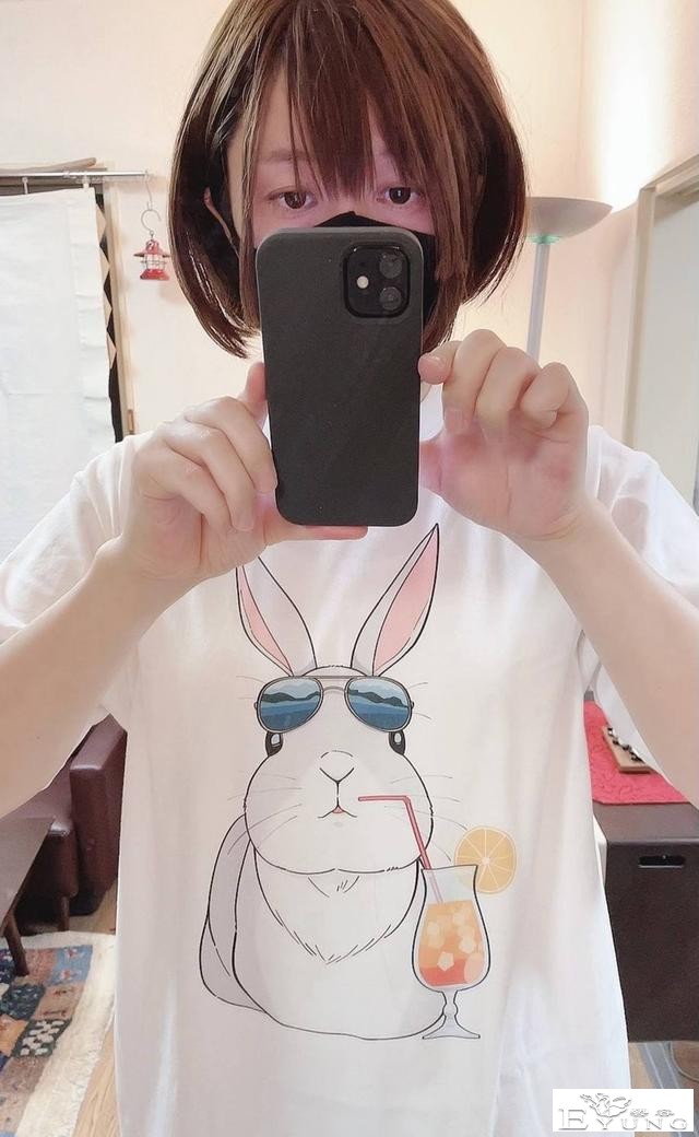 美女漫画家是伪娘！晒美腿卖自绘T恤真实年龄吓到网友：是大叔啊-1.jpg