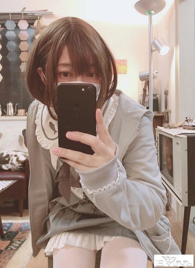 美女漫画家是伪娘！晒美腿卖自绘T恤真实年龄吓到网友：是大叔啊-3.jpg
