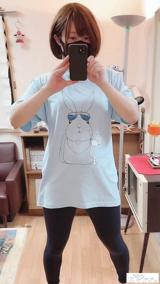 美女漫画家是伪娘！晒美腿卖自绘T恤真实年龄吓到网友：是大叔啊-2.jpg