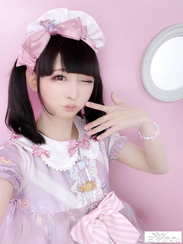 美女漫画家是伪娘！晒美腿卖自绘T恤真实年龄吓到网友：是大叔啊-7.jpg