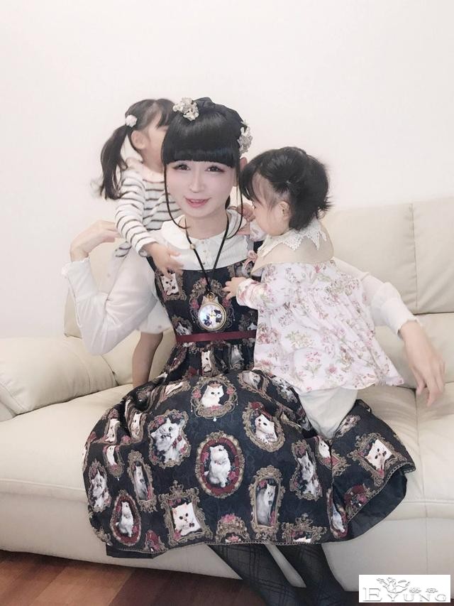 美女漫画家是伪娘！晒美腿卖自绘T恤真实年龄吓到网友：是大叔啊-8.jpg