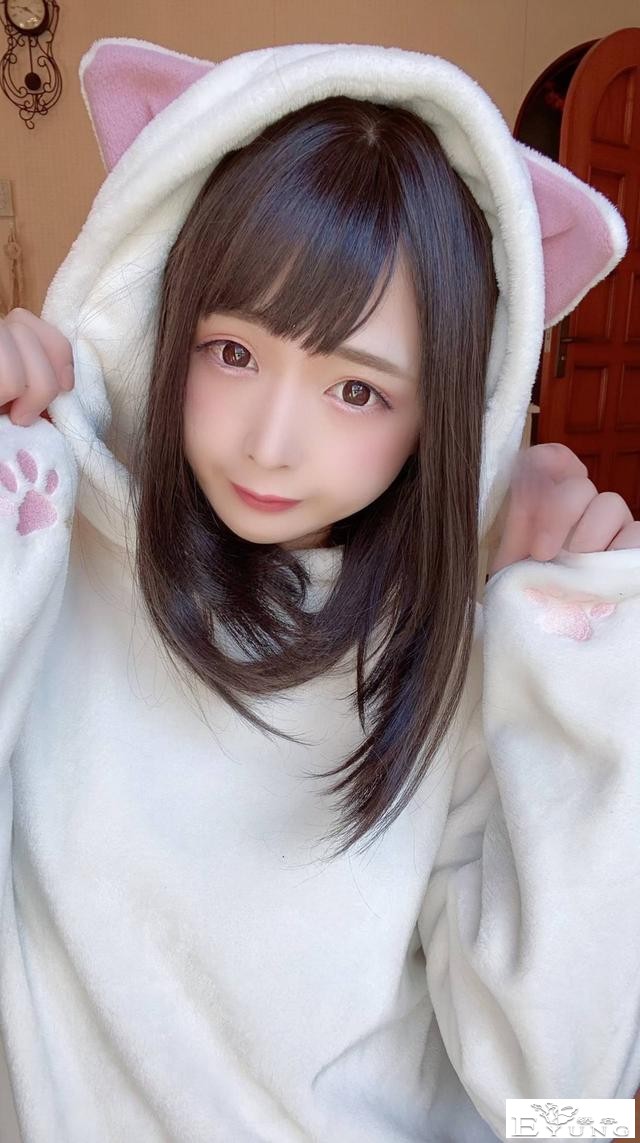 美女漫画家是伪娘！晒美腿卖自绘T恤真实年龄吓到网友：是大叔啊-12.jpg