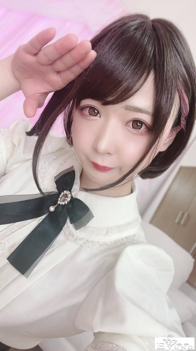 美女漫画家是伪娘！晒美腿卖自绘T恤真实年龄吓到网友：是大叔啊-13.jpg