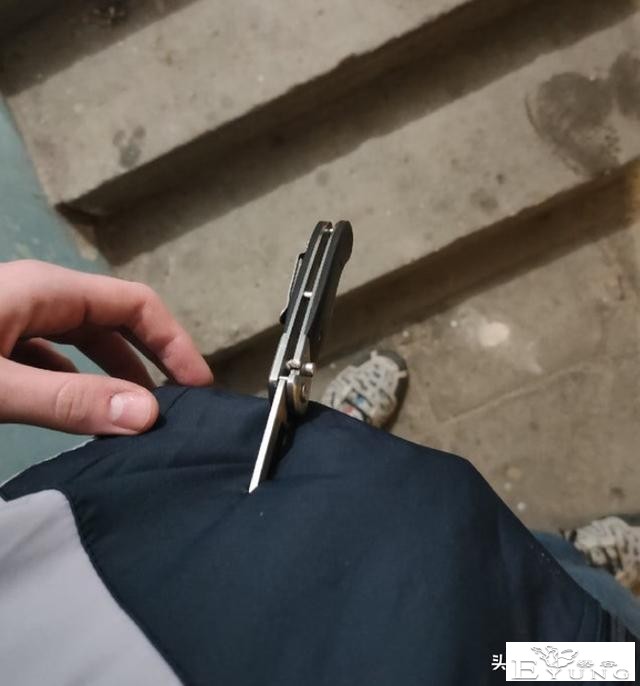 俄罗斯玩家路上意外被人用刀捅，却被刚买的昆特牌挡住｜ACGN新闻-1.jpg