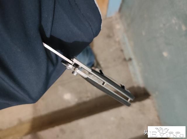 俄罗斯玩家路上意外被人用刀捅，却被刚买的昆特牌挡住｜ACGN新闻-3.jpg