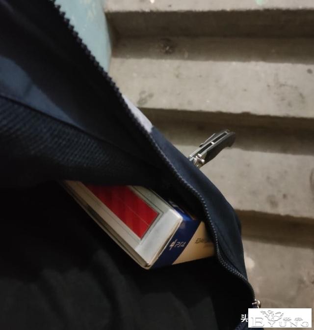 俄罗斯玩家路上意外被人用刀捅，却被刚买的昆特牌挡住｜ACGN新闻-4.jpg