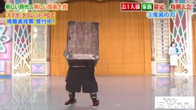 大佬背着妹子cos鬼灭之刃，腰都压弯了，手上青筋都起来了-5.jpg