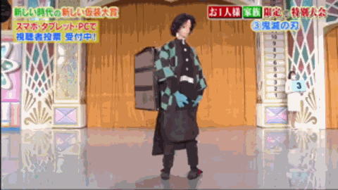 大佬背着妹子cos鬼灭之刃，腰都压弯了，手上青筋都起来了-7.jpg