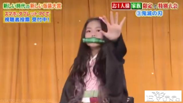 大佬背着妹子cos鬼灭之刃，腰都压弯了，手上青筋都起来了-6.jpg