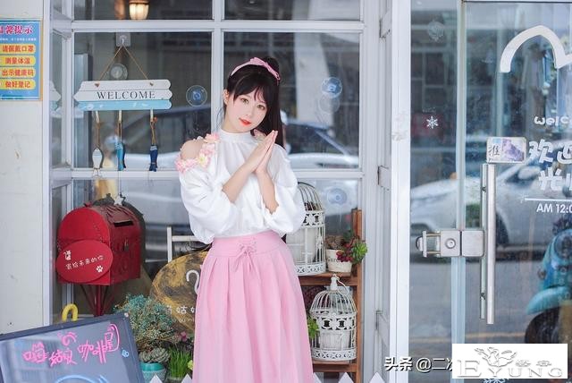 叶月恋穿上粉白花常服cos，可爱清纯，和咖啡店搭配太甜啦-2.jpg
