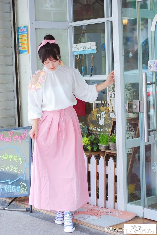 叶月恋穿上粉白花常服cos，可爱清纯，和咖啡店搭配太甜啦-1.jpg