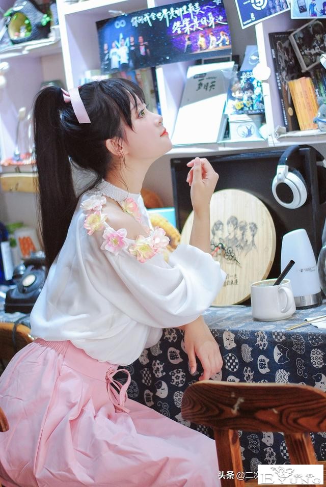 叶月恋穿上粉白花常服cos，可爱清纯，和咖啡店搭配太甜啦-4.jpg