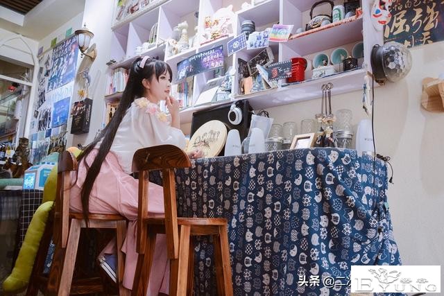 叶月恋穿上粉白花常服cos，可爱清纯，和咖啡店搭配太甜啦-8.jpg