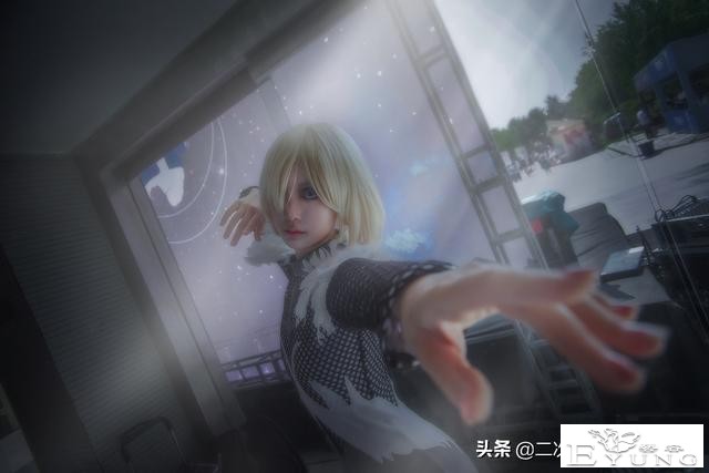 《冰上的尤里》尤里奥cos，画面梦幻，柔韧性也太好了吧-2.jpg