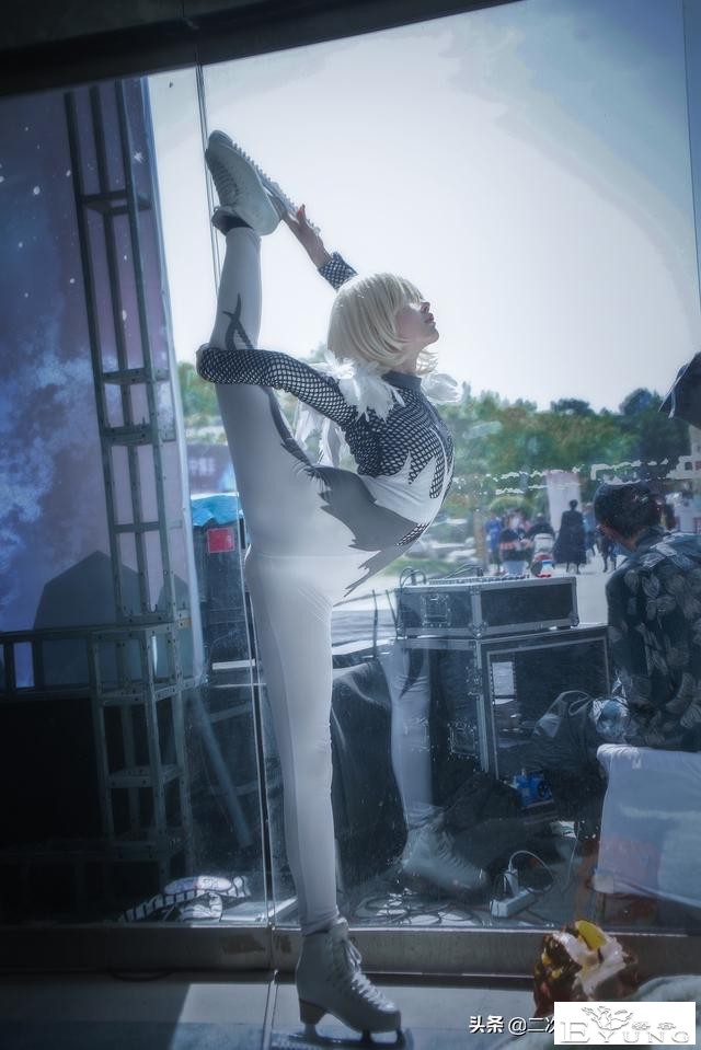 《冰上的尤里》尤里奥cos，画面梦幻，柔韧性也太好了吧-3.jpg