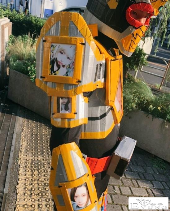 日本小哥拿13位前女友照片cos帝王剑，网友吐槽：难怪都分手了-3.jpg