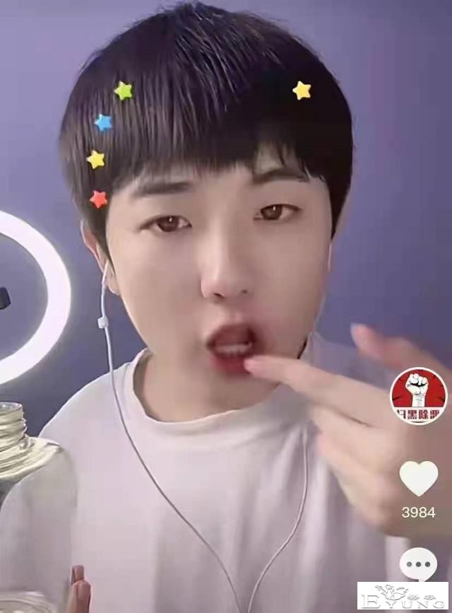“吃桃桃”伪娘主播遭封杀、开小号穿军装扮硬汉道歉、求生欲旺盛-4.jpg