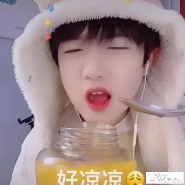 “吃桃桃”伪娘主播遭封杀、开小号穿军装扮硬汉道歉、求生欲旺盛-2.jpg
