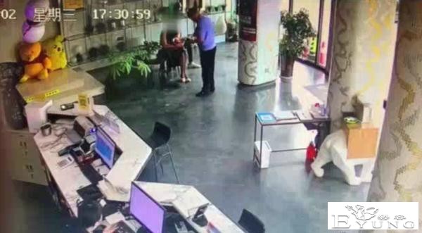太辣眼！男子扮女装被抓！真相竟然是……-5.jpg
