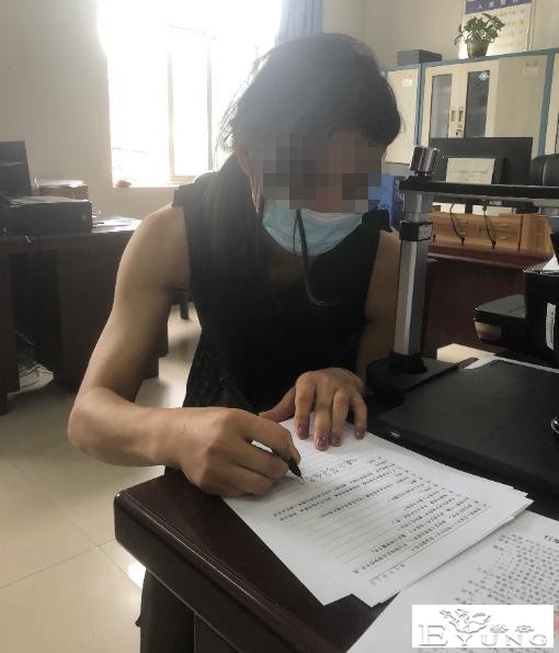 太辣眼！男子扮女装被抓！真相竟然是……-7.jpg