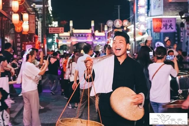 探营华谊兄弟(济南)电影小镇夜场表演 电影主题巡演、夜光幻影秀精彩纷呈-2.jpg