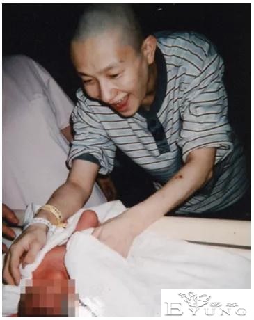 帅气小伙儿扮女装色诱10多名男人！被捕后竟怀孕在狱中生产？还是多重人格？看呆网友-19.jpg