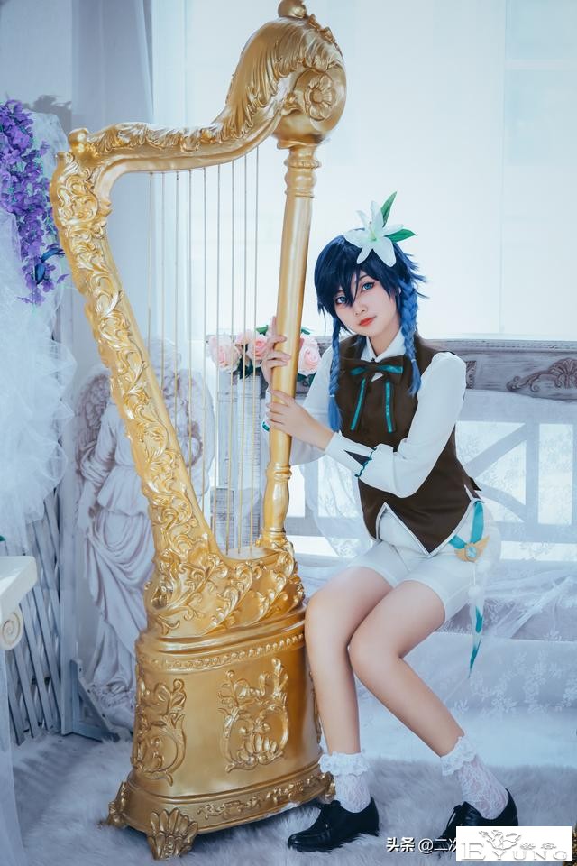 《原神》音乐会温迪cos，纯美场景与清秀的温迪，特别的有意境-1.jpg