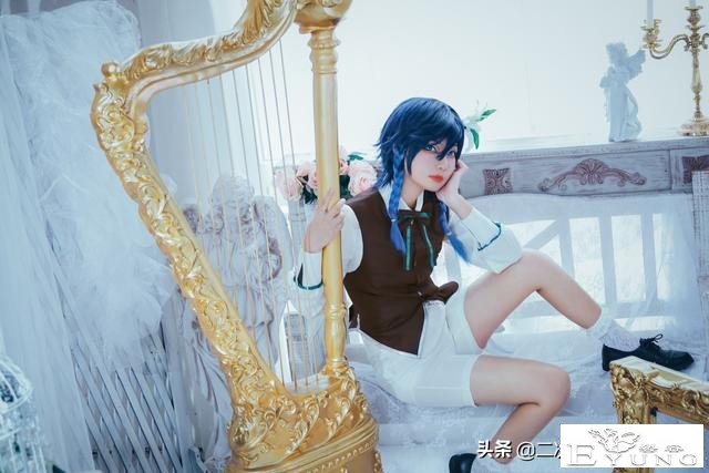 《原神》音乐会温迪cos，纯美场景与清秀的温迪，特别的有意境-2.jpg