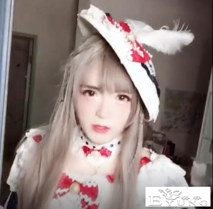 全网靠女装走红的七大网红，有的比女生还好看，他为何遭全网炮轰-8.jpg