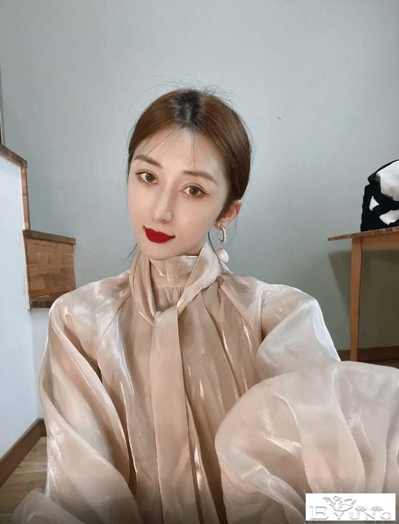 男网红整容后变伪娘，撞脸杨紫，称脸上有很多钛合钉过安检都会响-6.jpg