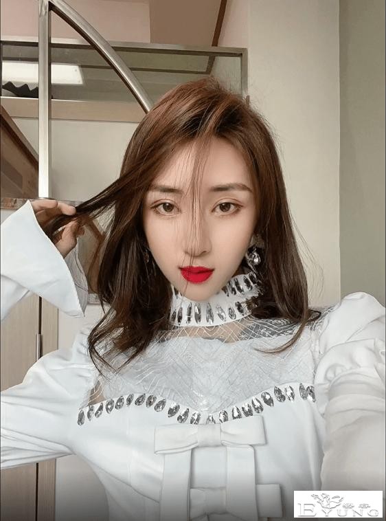 男网红整容后变伪娘，撞脸杨紫，称脸上有很多钛合钉过安检都会响-5.jpg