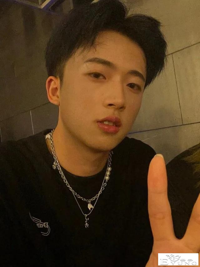 继郭老师和铁山靠之后，又一位男扮女装网红被封杀，到底冤不冤？-6.jpg