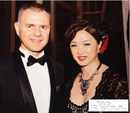 娱乐圈9位“变性美女”，一个比一个漂亮，今最大59岁，最小35岁-7.jpg