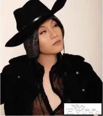娱乐圈9位“变性美女”，一个比一个漂亮，今最大59岁，最小35岁-14.jpg