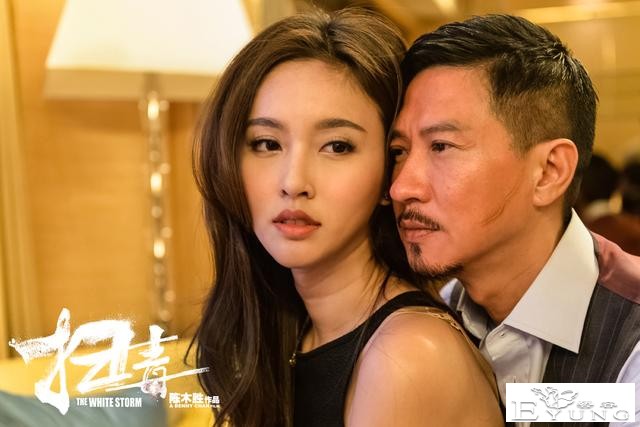 娱乐圈9位“变性美女”，一个比一个漂亮，今最大59岁，最小35岁-19.jpg