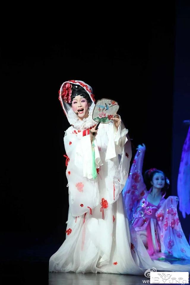 男扮女装爆红，艳比妖姬却皈依佛门，被辱骂的20年他经历过什么？-20.jpg