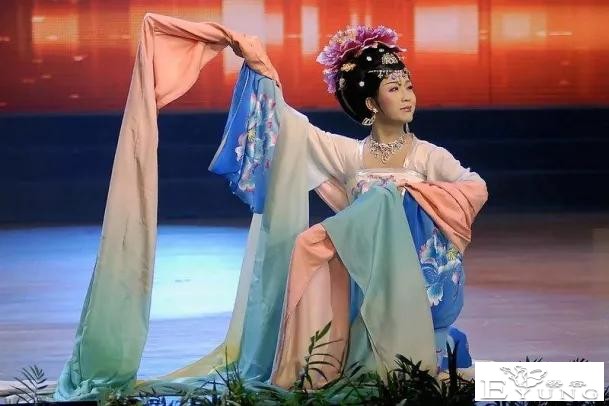 男扮女装爆红，艳比妖姬却皈依佛门，被辱骂的20年他经历过什么？-25.jpg