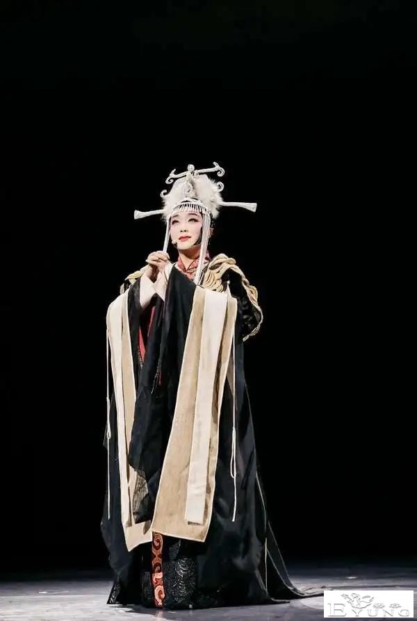 男扮女装爆红，艳比妖姬却皈依佛门，被辱骂的20年他经历过什么？-27.jpg