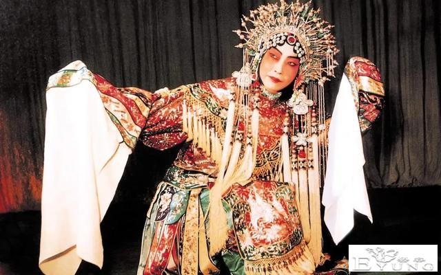男扮女装爆红，艳比妖姬却皈依佛门，被辱骂的20年他经历过什么？-28.jpg