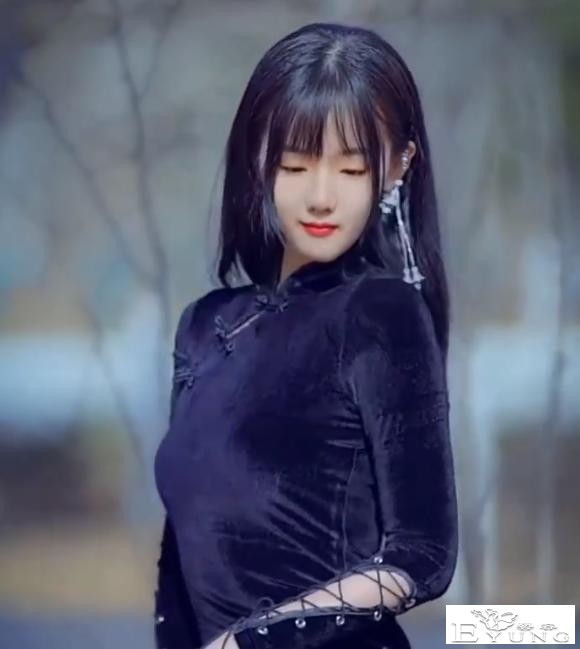 “吃个桃桃”被封后，特晒女装照，网友：将“伪娘”贯彻到底？-3.jpg