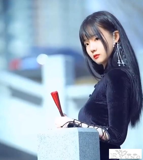 “吃个桃桃”被封后，特晒女装照，网友：将“伪娘”贯彻到底？-4.jpg