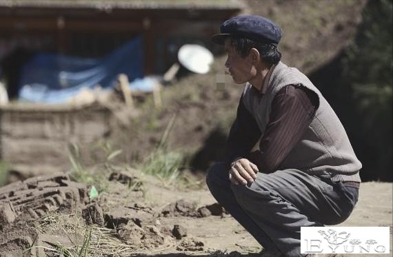 湖北人贩子男扮女装，2次嫁人“生孩子”，却因家庭琐事暴露身份-6.jpg