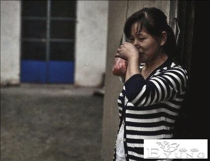 湖北人贩子男扮女装，2次嫁人“生孩子”，却因家庭琐事暴露身份-12.jpg