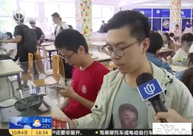 国内学生接受采访，衣服上印的是野兽先辈-1.jpg