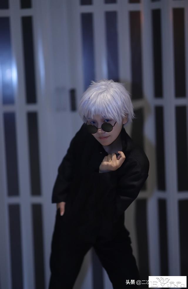 《咒术回战》五条悟女仆cos，撩裙子和搞怪的五条悟，太可爱啦-5.jpg