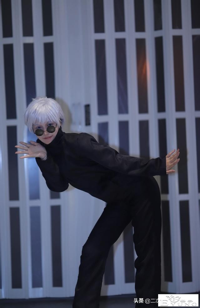 《咒术回战》五条悟女仆cos，撩裙子和搞怪的五条悟，太可爱啦-6.jpg