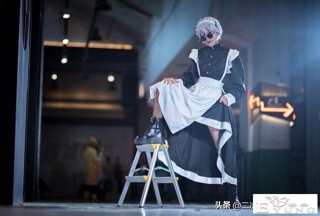 《咒术回战》五条悟女仆cos，撩裙子和搞怪的五条悟，太可爱啦-9.jpg