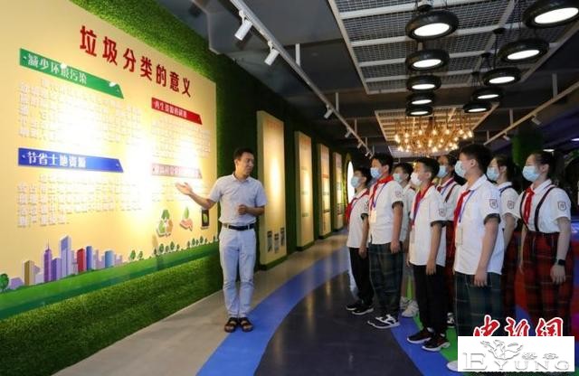 山西首家校园生态科普体验馆建成 小学生自制环保服装-1.jpg